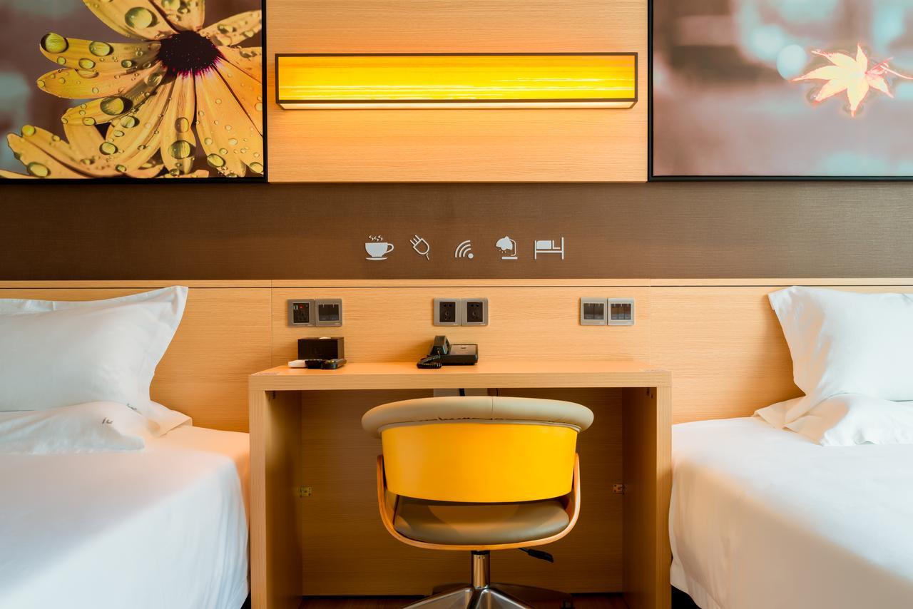 Iu Hotel Shanghai Dongchuan Road Metro Station Экстерьер фото